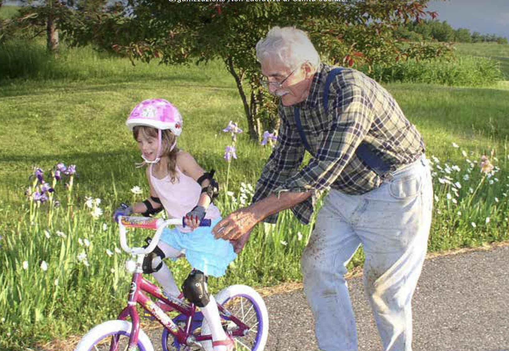 anziano e bambina in bicicletta